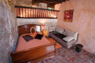 Cibles de tir à l'arc alignées sur un terrain herbeux, entourées d'arbres, avec deux personnes à proximité.