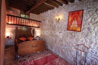 Cibles de tir à l'arc alignées sur un terrain herbeux, entourées d'arbres, avec deux personnes à proximité.