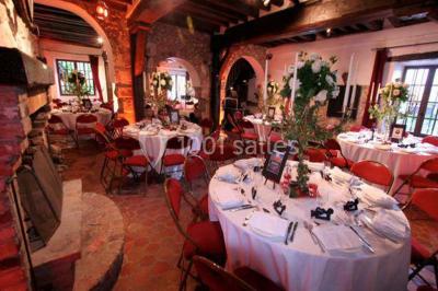 Cibles de tir à l'arc alignées sur un terrain herbeux, entourées d'arbres, avec deux personnes à proximité.