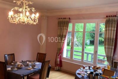 Maison en briques et crépi avec jardin, panneau de bienvenue pour un mariage au premier plan.