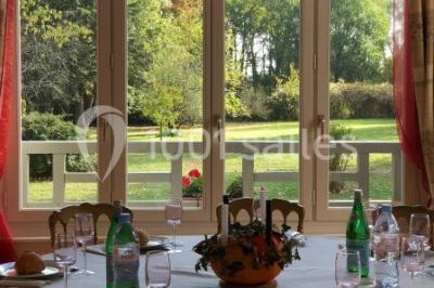 Maison en briques et crépi avec jardin, panneau de bienvenue pour un mariage au premier plan.