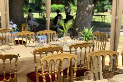 Maison en briques et crépi avec jardin, panneau de bienvenue pour un mariage au premier plan.