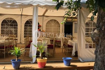 Maison en briques et crépi avec jardin, panneau de bienvenue pour un mariage au premier plan.