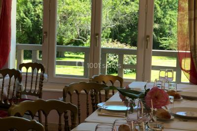 Maison en briques et crépi avec jardin, panneau de bienvenue pour un mariage au premier plan.