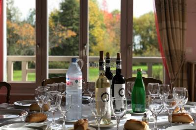 Maison en briques et crépi avec jardin, panneau de bienvenue pour un mariage au premier plan.