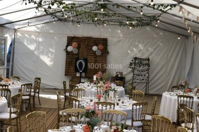 Maison en briques et crépi avec jardin, panneau de bienvenue pour un mariage au premier plan.