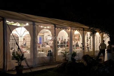 Maison en briques et crépi avec jardin, panneau de bienvenue pour un mariage au premier plan.