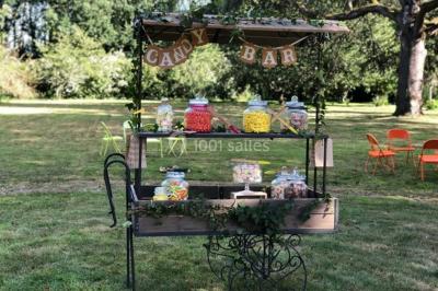 Maison en briques et crépi avec jardin, panneau de bienvenue pour un mariage au premier plan.