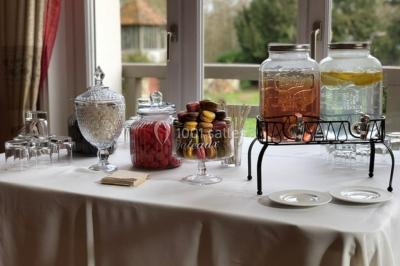 Maison en briques et crépi avec jardin, panneau de bienvenue pour un mariage au premier plan.