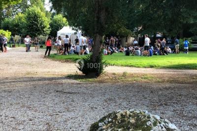 Maison en briques et crépi avec jardin, panneau de bienvenue pour un mariage au premier plan.
