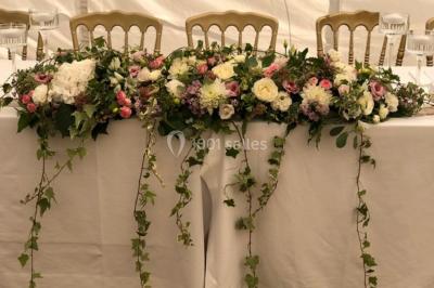 Maison en briques et crépi avec jardin, panneau de bienvenue pour un mariage au premier plan.