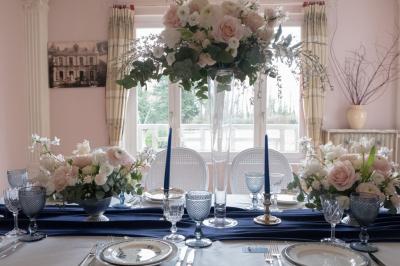 Maison en briques et crépi avec jardin, panneau de bienvenue pour un mariage au premier plan.