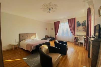 Maison en briques et crépi avec jardin, panneau de bienvenue pour un mariage au premier plan.