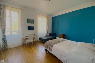 Maison en briques et crépi avec jardin, panneau de bienvenue pour un mariage au premier plan.