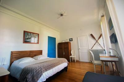 Maison en briques et crépi avec jardin, panneau de bienvenue pour un mariage au premier plan.