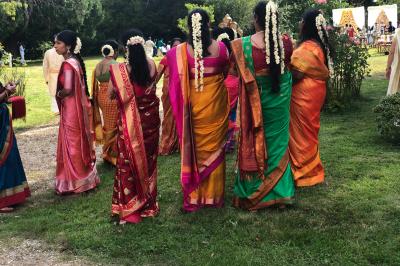 Maison en briques et crépi avec jardin, panneau de bienvenue pour un mariage au premier plan.