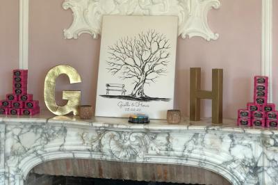 Maison en briques et crépi avec jardin, panneau de bienvenue pour un mariage au premier plan.