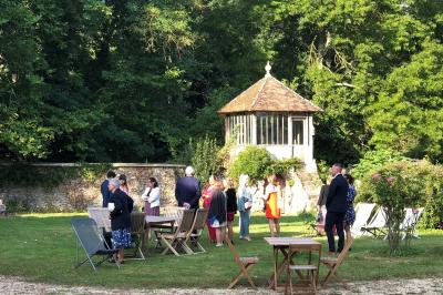 Maison en briques et crépi avec jardin, panneau de bienvenue pour un mariage au premier plan.