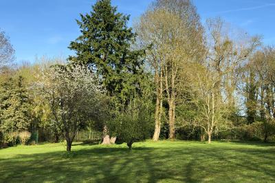 Maison en briques et crépi avec jardin, panneau de bienvenue pour un mariage au premier plan.