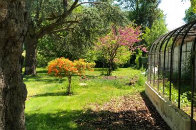 Maison en briques et crépi avec jardin, panneau de bienvenue pour un mariage au premier plan.