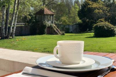 Maison en briques et crépi avec jardin, panneau de bienvenue pour un mariage au premier plan.