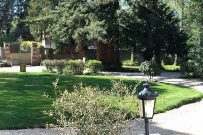 Maison en briques et crépi avec jardin, panneau de bienvenue pour un mariage au premier plan.