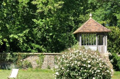 Maison en briques et crépi avec jardin, panneau de bienvenue pour un mariage au premier plan.