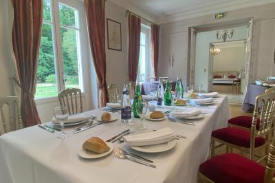 Maison en briques et crépi avec jardin, panneau de bienvenue pour un mariage au premier plan.