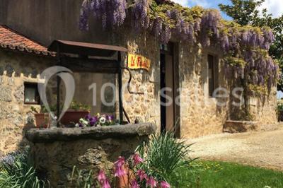 Chambre rustique avec lits simples en bois, lits superposés, murs colorés et plafond en bois incliné.