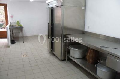 Chambre rustique avec lits simples en bois, lits superposés, murs colorés et plafond en bois incliné.