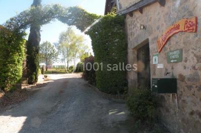 Chambre rustique avec lits simples en bois, lits superposés, murs colorés et plafond en bois incliné.