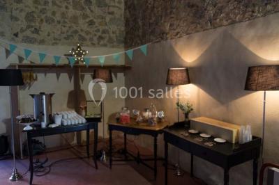 Chambre rustique avec lits simples en bois, lits superposés, murs colorés et plafond en bois incliné.