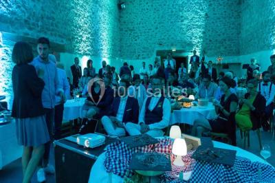 Chambre rustique avec lits simples en bois, lits superposés, murs colorés et plafond en bois incliné.