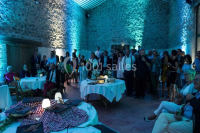 Chambre rustique avec lits simples en bois, lits superposés, murs colorés et plafond en bois incliné.
