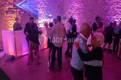Chambre rustique avec lits simples en bois, lits superposés, murs colorés et plafond en bois incliné.