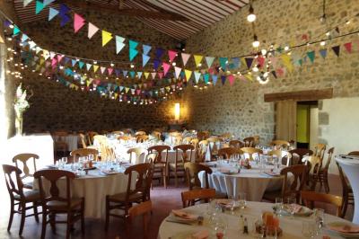 Chambre rustique avec lits simples en bois, lits superposés, murs colorés et plafond en bois incliné.