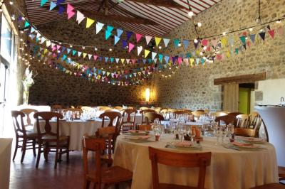 Chambre rustique avec lits simples en bois, lits superposés, murs colorés et plafond en bois incliné.