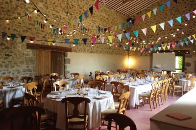 Chambre rustique avec lits simples en bois, lits superposés, murs colorés et plafond en bois incliné.