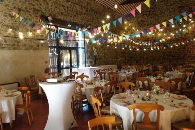 Chambre rustique avec lits simples en bois, lits superposés, murs colorés et plafond en bois incliné.