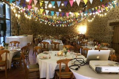 Chambre rustique avec lits simples en bois, lits superposés, murs colorés et plafond en bois incliné.