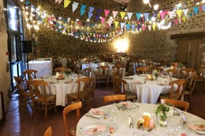 Chambre rustique avec lits simples en bois, lits superposés, murs colorés et plafond en bois incliné.