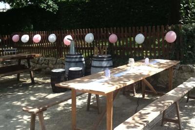 Chambre rustique avec lits simples en bois, lits superposés, murs colorés et plafond en bois incliné.