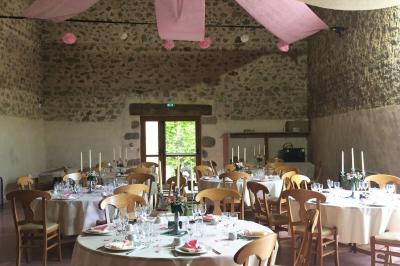 Chambre rustique avec lits simples en bois, lits superposés, murs colorés et plafond en bois incliné.