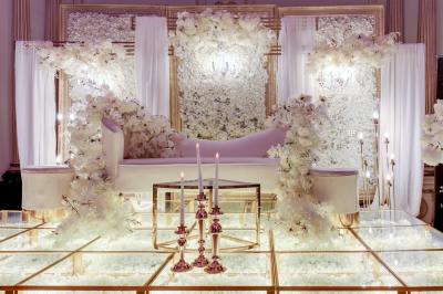 Bâtiment moderne avec façade grise, enseigne ’Bérénice Salle de Réception’, parking avec quelques véhicules.