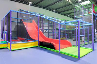 Bâtiment moderne avec façade grise, enseigne ’Bérénice Salle de Réception’, parking avec quelques véhicules.