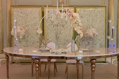 Bâtiment moderne avec façade grise, enseigne ’Bérénice Salle de Réception’, parking avec quelques véhicules.