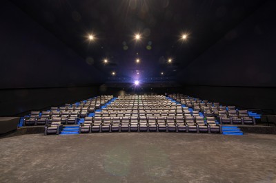 Miniature Location salle Nice (Alpes-Maritimes) - Pathé Nice Gare Du Sud #12 Salle de cinéma vide avec des rangées de sièges rouges, éclairée par des spots au plafond.