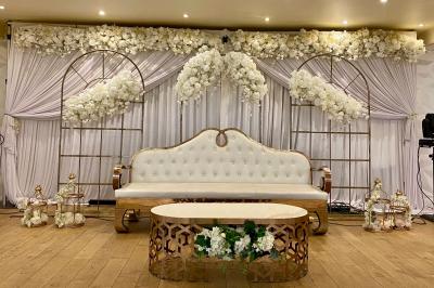 Façade éclairée d'un bâtiment avec l'enseigne lumineuse ’Le Strass réception’ visible de nuit.