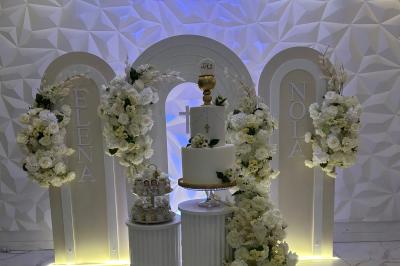 Façade éclairée d'un bâtiment avec l'enseigne lumineuse ’Le Strass réception’ visible de nuit.