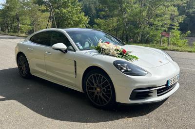 Façade éclairée d'un bâtiment avec l'enseigne lumineuse ’Le Strass réception’ visible de nuit.